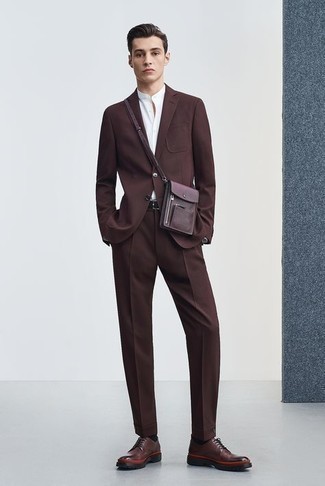 С чем носить коричневую сумку почтальона