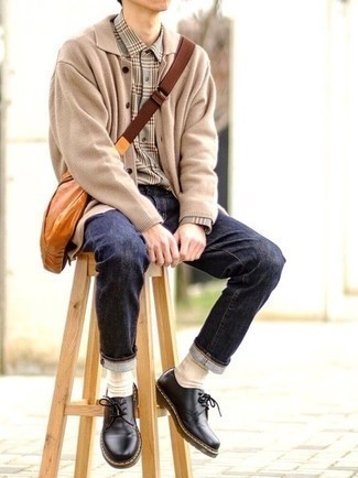 С чем носить коричневую сумку почтальона