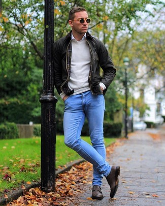 Какие свитера с круглым вырезом носить с коричневыми монками