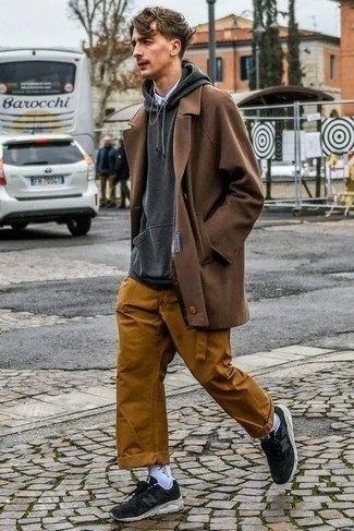 Как носить коричневое длинное пальто с черными кроссовками