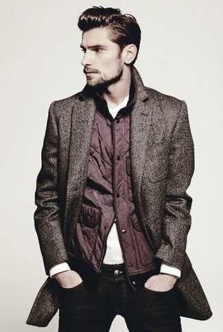 Как носить коричневое длинное пальто с черными джинсами