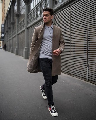 Как носить коричневое длинное пальто с черными джинсами