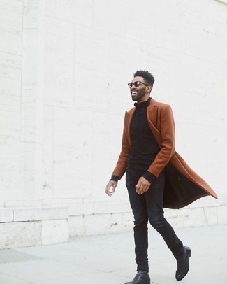 Как носить коричневое длинное пальто с черными джинсами