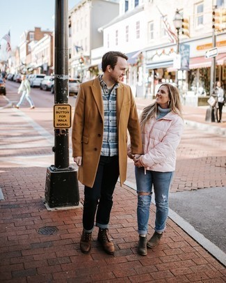 Как носить коричневое длинное пальто с черными джинсами