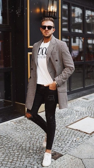 Как носить коричневое длинное пальто с черными рваными джинсами