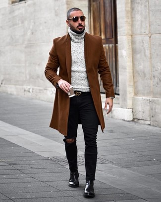 Как носить коричневое длинное пальто с черными рваными джинсами