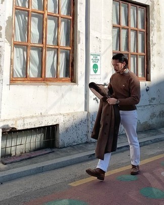 Как носить коричневое длинное пальто с коричневыми кожаными повседневными ботинками