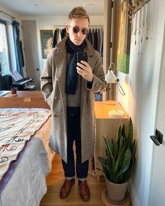 Как носить коричневое длинное пальто с коричневыми кожаными ботинками дезертами