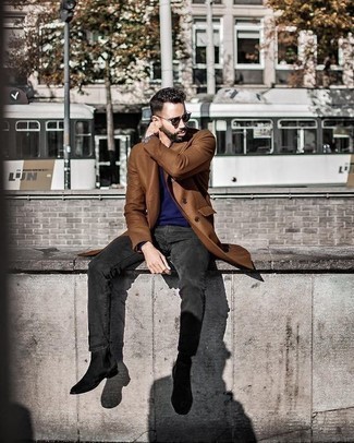 Как носить коричневое длинное пальто с темно-серыми джинсами