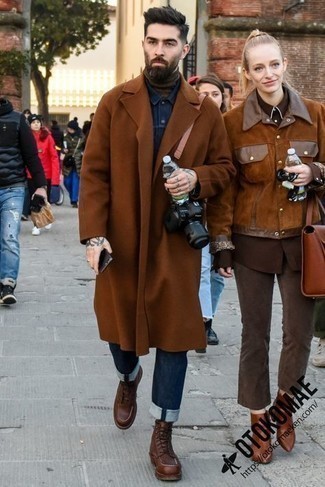 Какие джинсовые куртки носить с коричневым длинным пальто