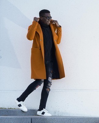 Как носить коричневое длинное пальто с серыми джинсами