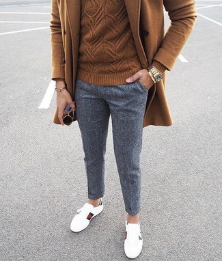 Как носить коричневое длинное пальто с серыми шерстяными брюками чинос