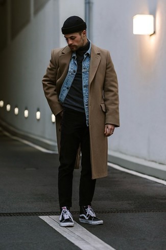 Какие высокие кеды носить с коричневым длинным пальто