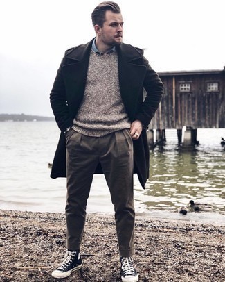 Какие высокие кеды носить с коричневым длинным пальто