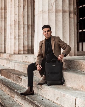 Какие джинсы носить с коричневым длинным пальто