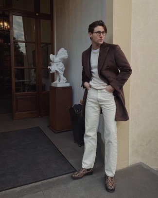 Какие джинсы носить с коричневым длинным пальто