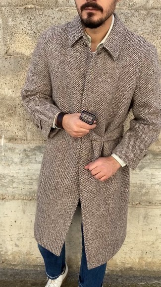 Какие джинсы носить с коричневым длинным пальто