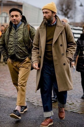 Какие джинсы носить с коричневым длинным пальто