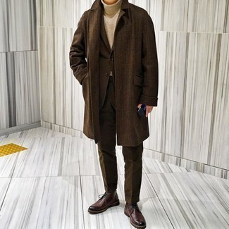 С чем носить коричневое длинное пальто
