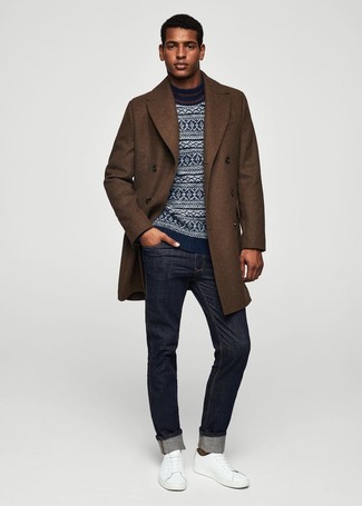 Какие низкие кеды носить с коричневым длинным пальто