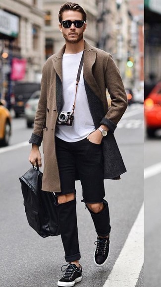 Какие низкие кеды носить с коричневым длинным пальто