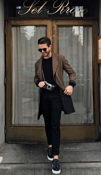 Какие низкие кеды носить с коричневым длинным пальто