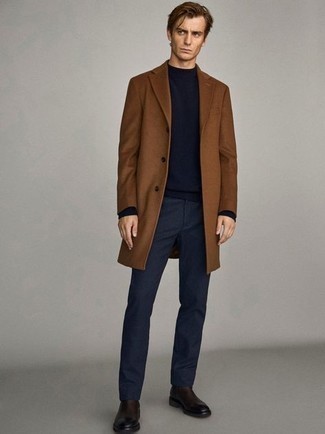 Как носить коричневое длинное пальто с темно-синими брюками чинос