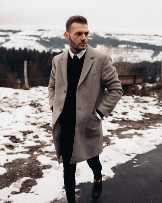 Какие зауженные джинсы носить с коричневым длинным пальто