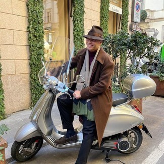 Какие лоферы с кисточками носить с коричневым длинным пальто