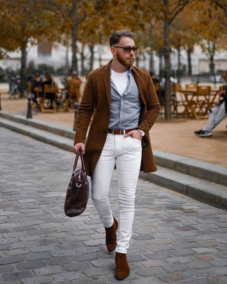 Как носить коричневое длинное пальто с белыми джинсами