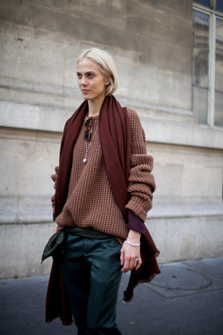 С чем носить коричневый свободный свитер