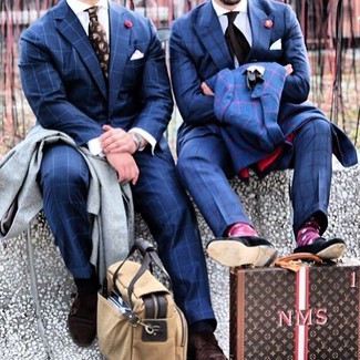 С чем носить коричневый галстук с "огурцами" мужчине