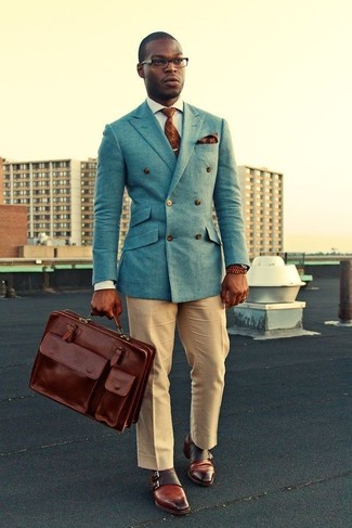 С чем носить коричневый галстук с "огурцами" мужчине