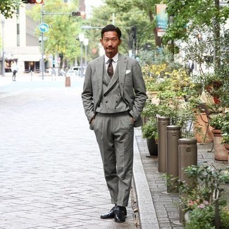 С чем носить коричневый галстук с "огурцами" мужчине