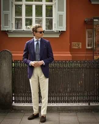 С чем носить коричневый галстук с "огурцами" мужчине