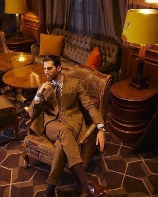 С чем носить коричневый галстук с "огурцами" мужчине