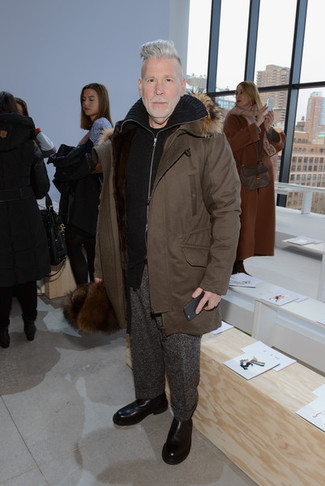 Какие классические брюки носить с коричневой паркой мужчине