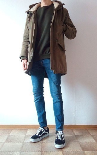 Какие низкие кеды носить с коричневой паркой мужчине