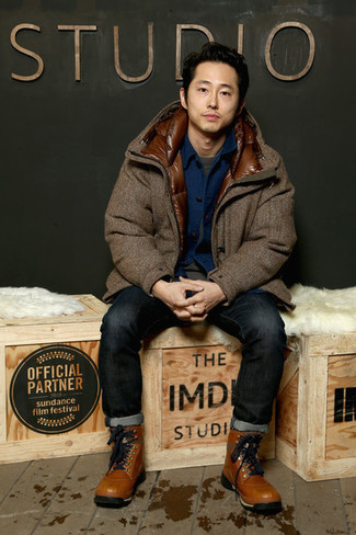 Какие рабочие ботинки носить с коричневой паркой мужчине