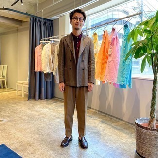 С чем носить коричневый двубортный пиджак в шотландскую клетку мужчине