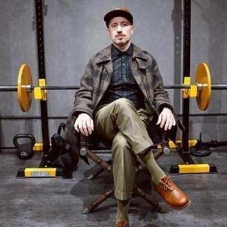 С чем носить коричневое длинное пальто в шотландскую клетку