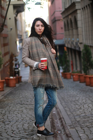С чем носить коричневый шарф в шотландскую клетку женщине