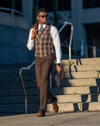 С чем носить коричневый шерстяной жилет в шотландскую клетку