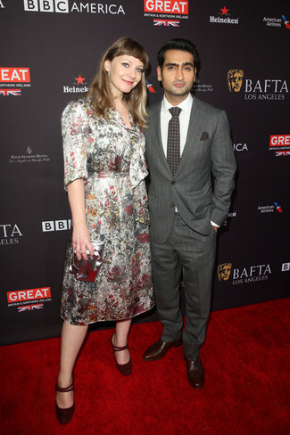 С чем носить коричневый нагрудный платок в горошек