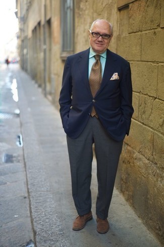 С чем носить коричневый галстук в горошек мужчине