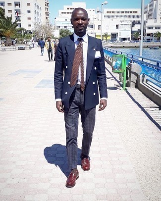 С чем носить коричневый галстук в горошек мужчине