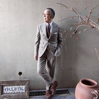 С чем носить коричневый галстук в горошек мужчине