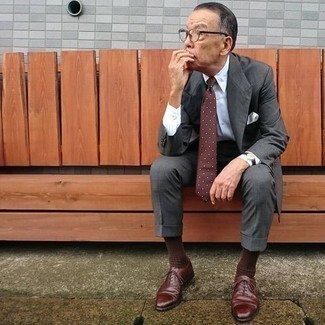 С чем носить коричневый галстук в горошек мужчине