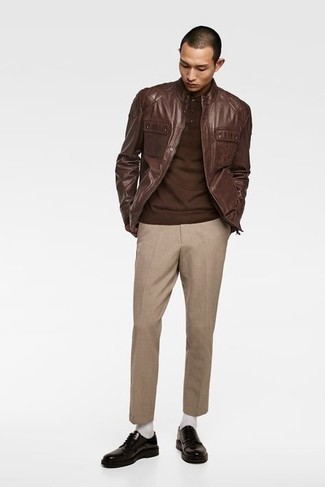 Какие бомберы носить с коричневой футболкой-поло мужчине