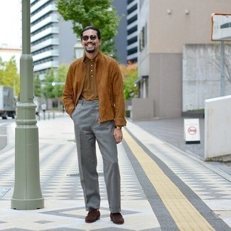 Как носить коричневую футболку-поло с коричневым замшевым бомбером мужчине